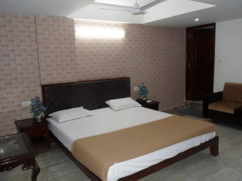 Hotel Seven Ahmedabad Esterno foto